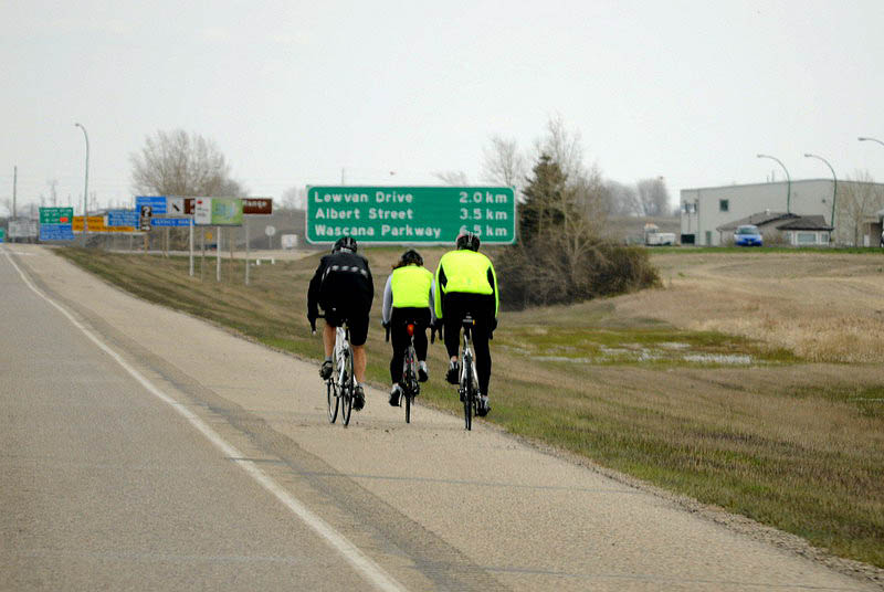 100509_08_highway1_cyclists