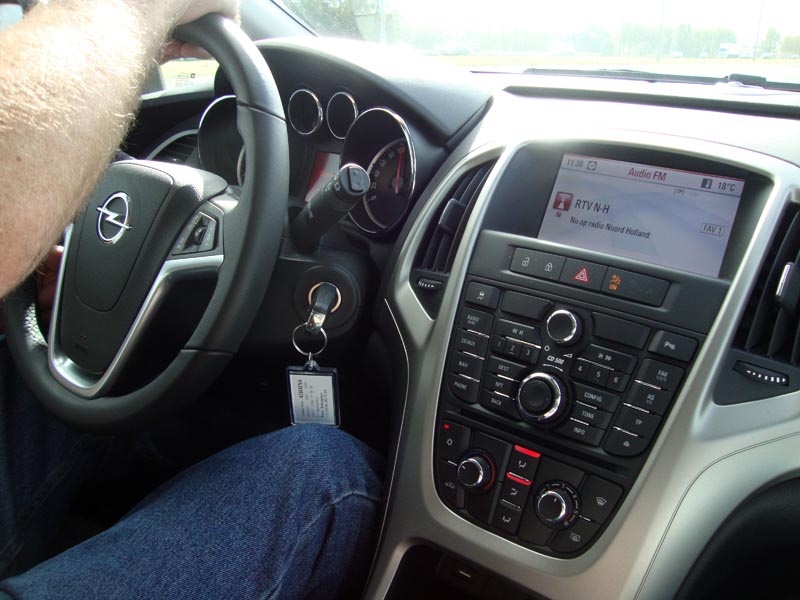 110922_008_ontheroad_opelastra
