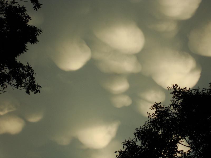120626_003_storm_mammatusclouds
