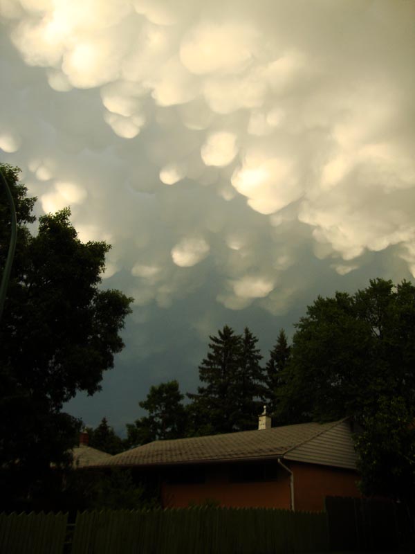 120626_011_storm_mammatusclouds