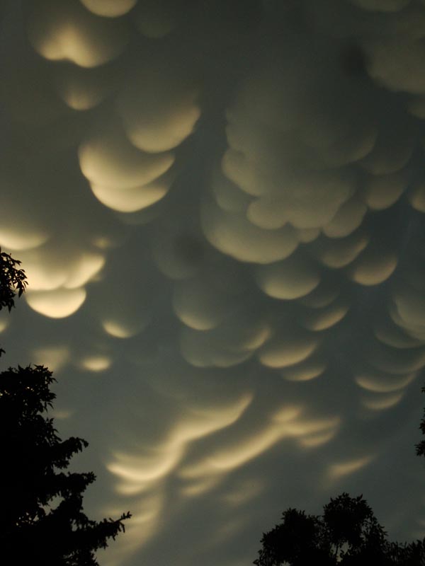 120626_022_storm_mammatusclouds